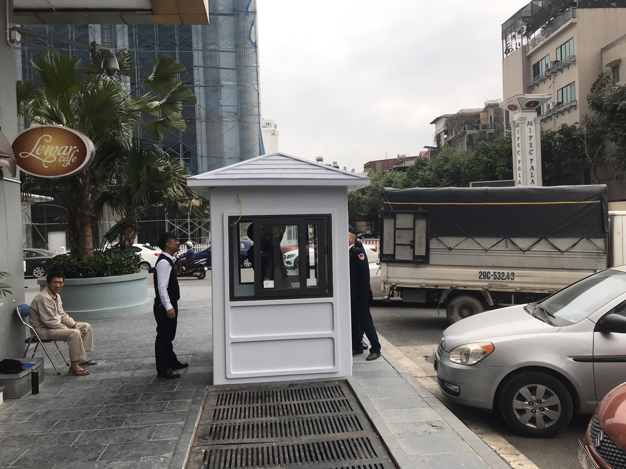 Nhà bảo vệ cho đại lý xe hơi