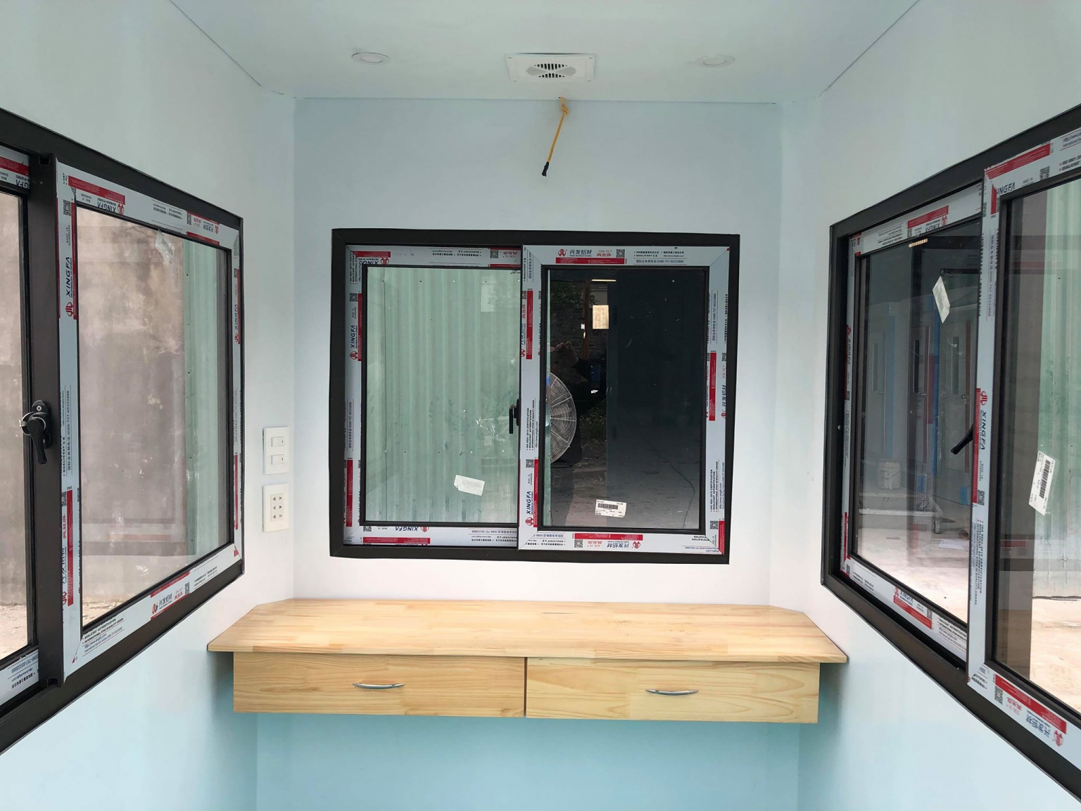 Cửa sổ nhôm kính xung quanh giúp quan sát toàn cảnh