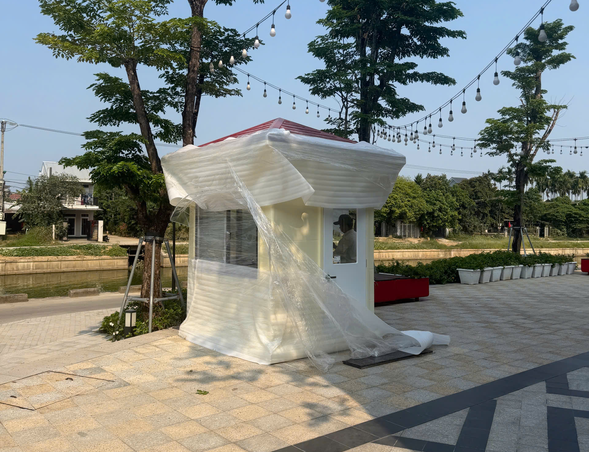 Thi công chốt bảo vệ cho trường dạy nghề