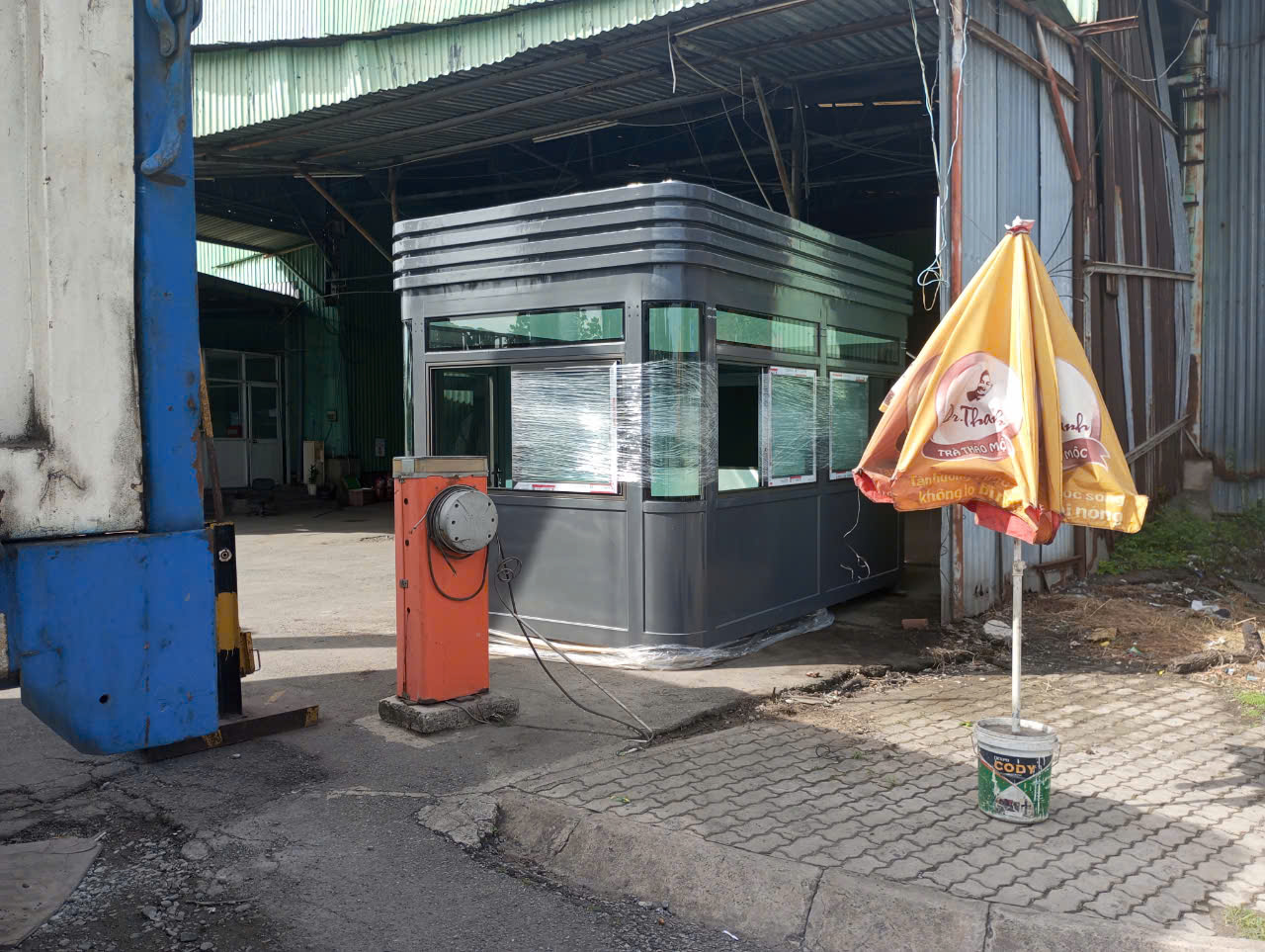 Bốt gác bảo vệ cỡ lớn cho một nhóm người làm việc